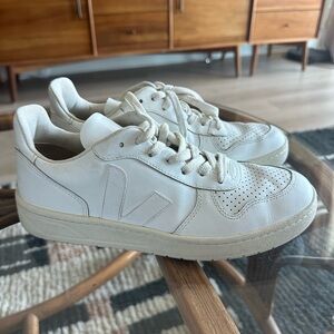 Vejas White Low Top Size 8
